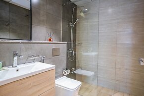 Tanin - Modern Spacious 1BR Apartment With 2 Balconies