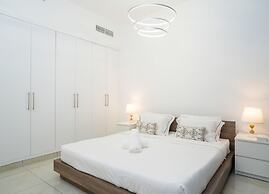 Tanin - Modern Spacious 1BR Apartment With 2 Balconies