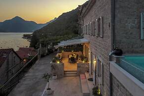 Luxury Pool Villa Feliz
