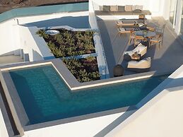 Omna Caldera Suites