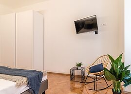 Ghiberti Apartments - Blue and Gold