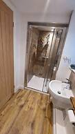 1 Bed Flat - Sleeps 4 - Garden - Parking - Wifi