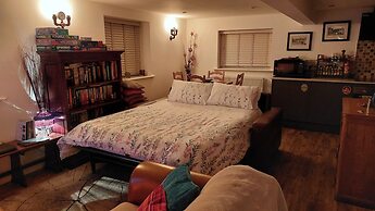 1 Bed Flat - Sleeps 4 - Garden - Parking - Wifi