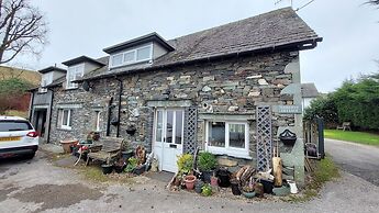 1 Bed Flat - Sleeps 4 - Garden - Parking - Wifi