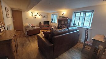 1 Bed Flat - Sleeps 4 - Garden - Parking - Wifi