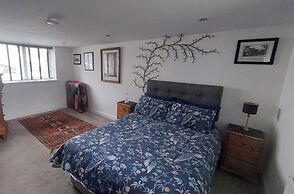 1 Bed Flat - Sleeps 4 - Garden - Parking - Wifi