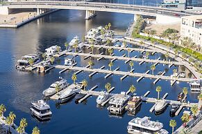 Waves - Tranquil Waterfront Living 2B Retreat With Balcony