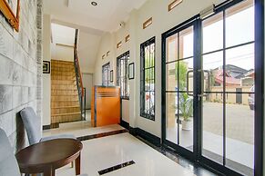 OYO 90233 The Shine Residence