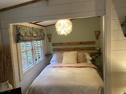 Private and Secluded Cabin in Rowfant