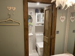 Private and Secluded Cabin in Rowfant