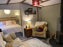 Private and Secluded Cabin in Rowfant