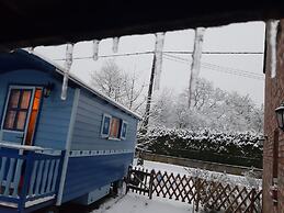 Cozy Little Blue Caravan in Scy Belgique