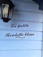 Cozy Little Blue Caravan in Scy Belgique