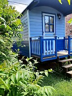 Cozy Little Blue Caravan in Scy Belgique