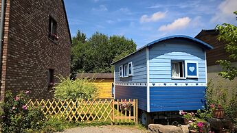 Cozy Little Blue Caravan in Scy Belgique