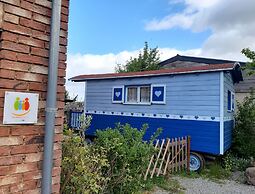 Cozy Little Blue Caravan in Scy Belgique