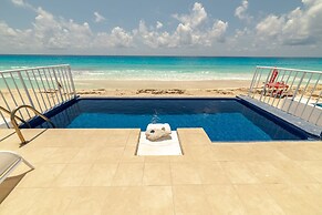 Private pool in beach front Villa