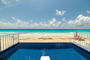Private pool in beach front Villa