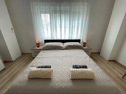 Brand New City Center Apartment