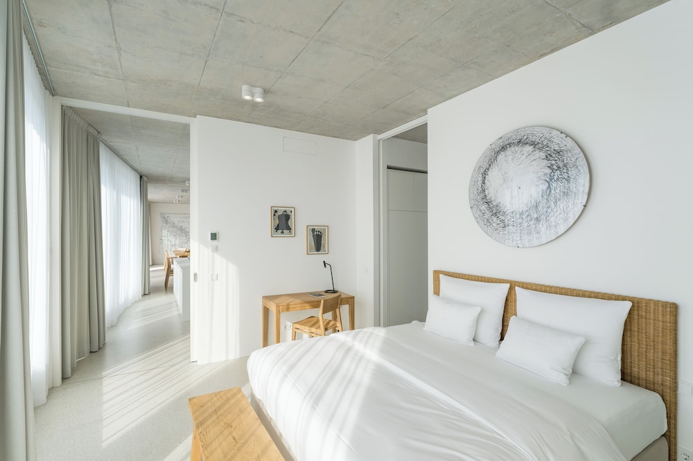 Carlotta Apartments
