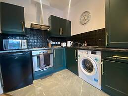City Apartment - Sleeps 4 & Free Parking