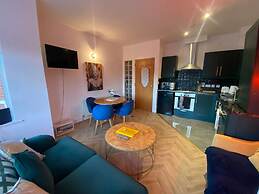 City Apartment - Sleeps 4 & Free Parking