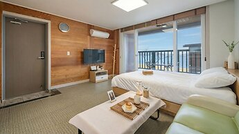 Geoje Beachwhite Pension