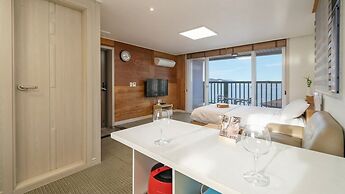 Geoje Beachwhite Pension
