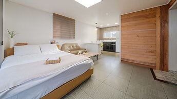 Geoje Beachwhite Pension
