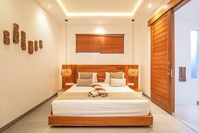 Luxury 4BR Haven, Steps to Canggu's Beach Elegance