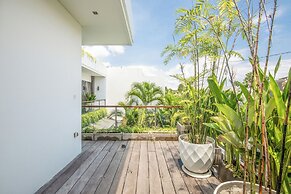 Luxury 4BR Haven, Steps to Canggu's Beach Elegance