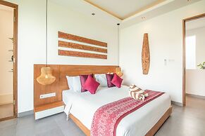 Luxury 4BR Haven, Steps to Canggu's Beach Elegance