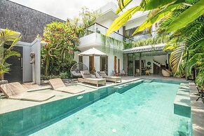 Luxury 4BR Haven, Steps to Canggu's Beach Elegance