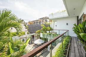 Luxury 4BR Haven, Steps to Canggu's Beach Elegance