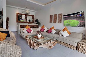 Luxury 4BR Haven, Steps to Canggu's Beach Elegance