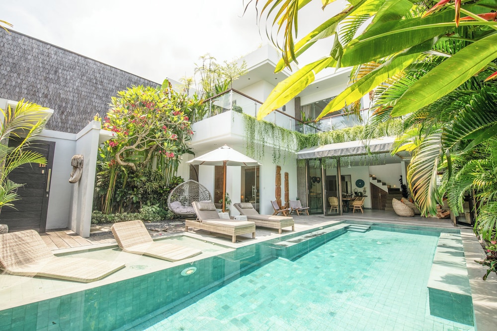 Luxury 4BR Haven, Steps to Canggu's Beach Elegance