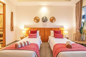 Luxury 4BR Haven, Steps to Canggu's Beach Elegance