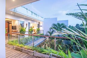 Luxury 4BR Haven, Steps to Canggu's Beach Elegance