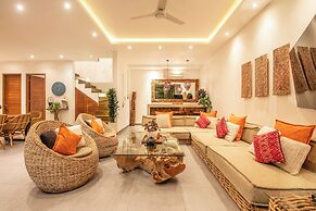 Luxury 4BR Haven, Steps to Canggu's Beach Elegance