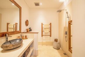 Luxury 4BR Haven, Steps to Canggu's Beach Elegance