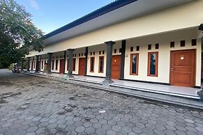 OYO Life 93155 Wisma Sarah