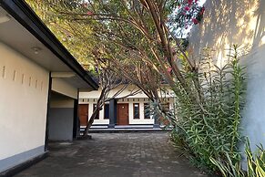 OYO Life 93155 Wisma Sarah