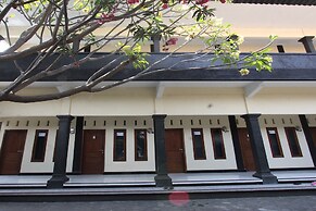 OYO Life 93155 Wisma Sarah