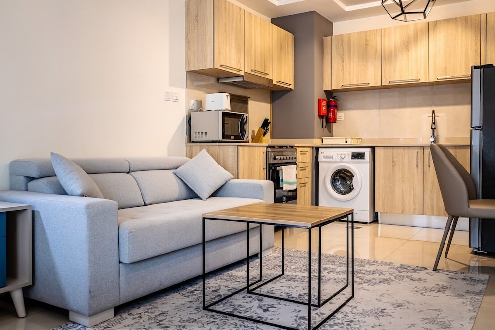 Tanin - Sleek Studio in AG Tower with Canal Views