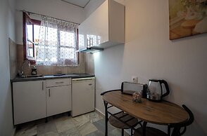 Harrys bar & apartments