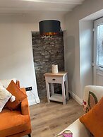 Charming 1-bed Cottage in Brynmenyn
