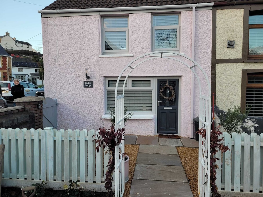 Charming 1-bed Cottage in Brynmenyn