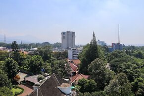 Nice And Comfy 1Br At Dago Suites Apartment