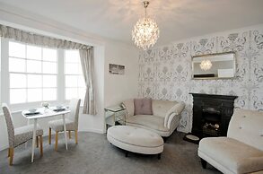 Seaview Regency Apartment With Private Parking