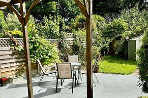 Inviting 4-bed House Near Heathrow w/ Fireplace